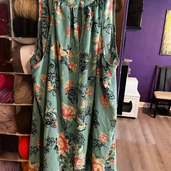 Torrid sleeveless tank with floral patter - Picture 2 of 3